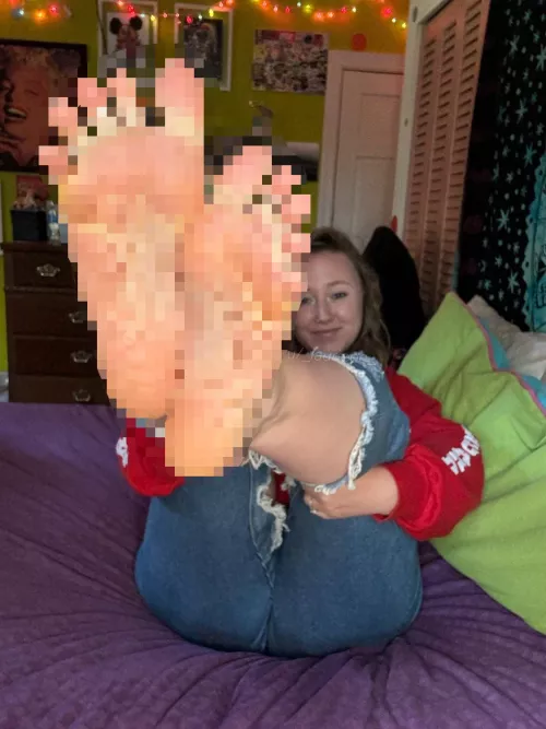 Why would any woman want a loser that sits in the dark and goons to pixels? Lmaooo