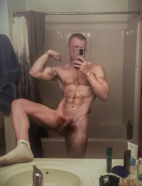 Woke up hard asf, who's trying to releive my morning wood? 