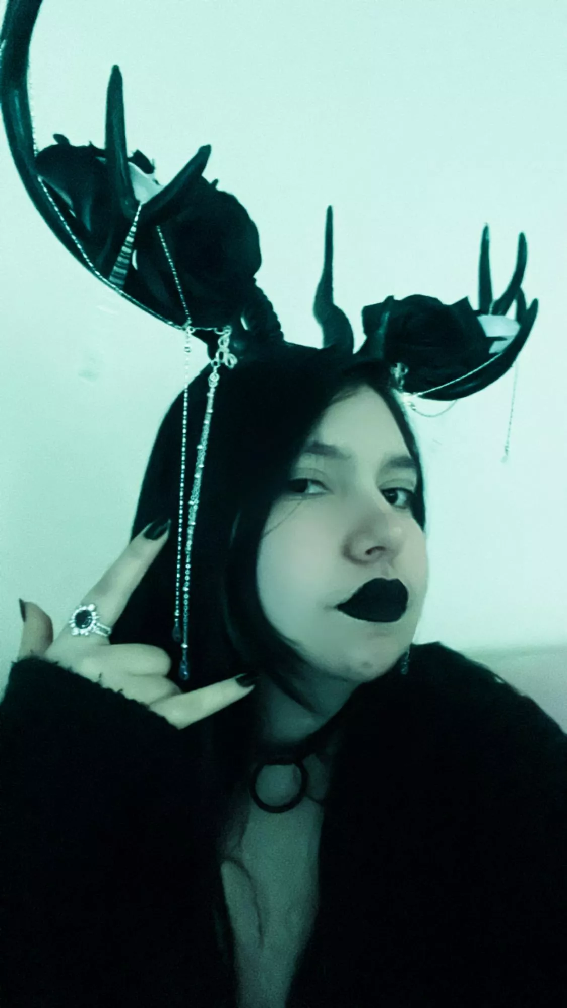 Would any piggies like to join my cult? ;) I will happily drain you of everything and crush you under my feet. I will NOT dm you, you may only approach me 