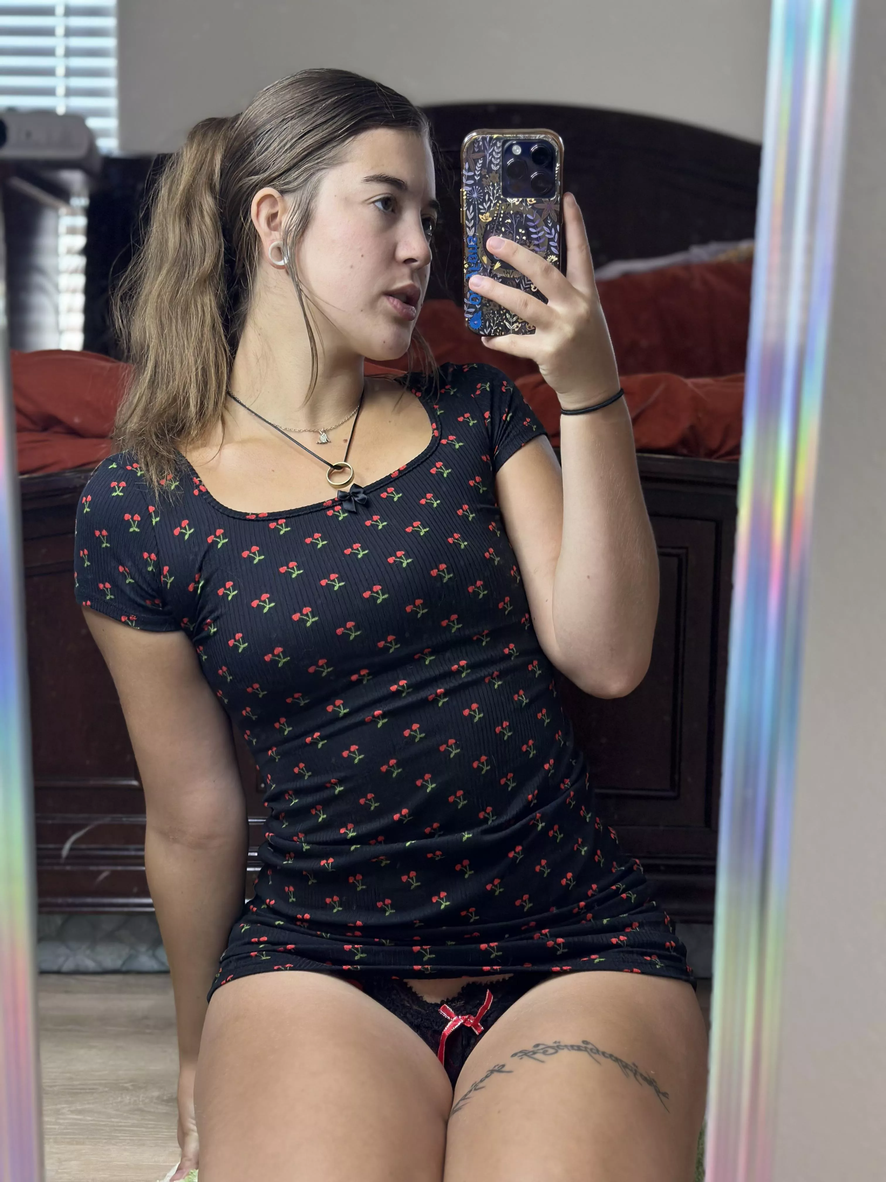 You want a pretty girl don’t you? 🍒