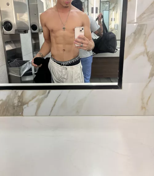 18 [M4F] looking for fwb or kinky girl to chat with 