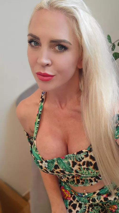 60 year old and got all the experience to back it up. Want a taste.