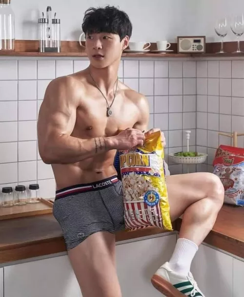 [ATM4A] I was a film major, and for my final I needed to make an action movie... unfortunately none of my friends had the right physique so I bought a pill... My body changed but now my head feels all weird... Worst of all? The popular group are asking m