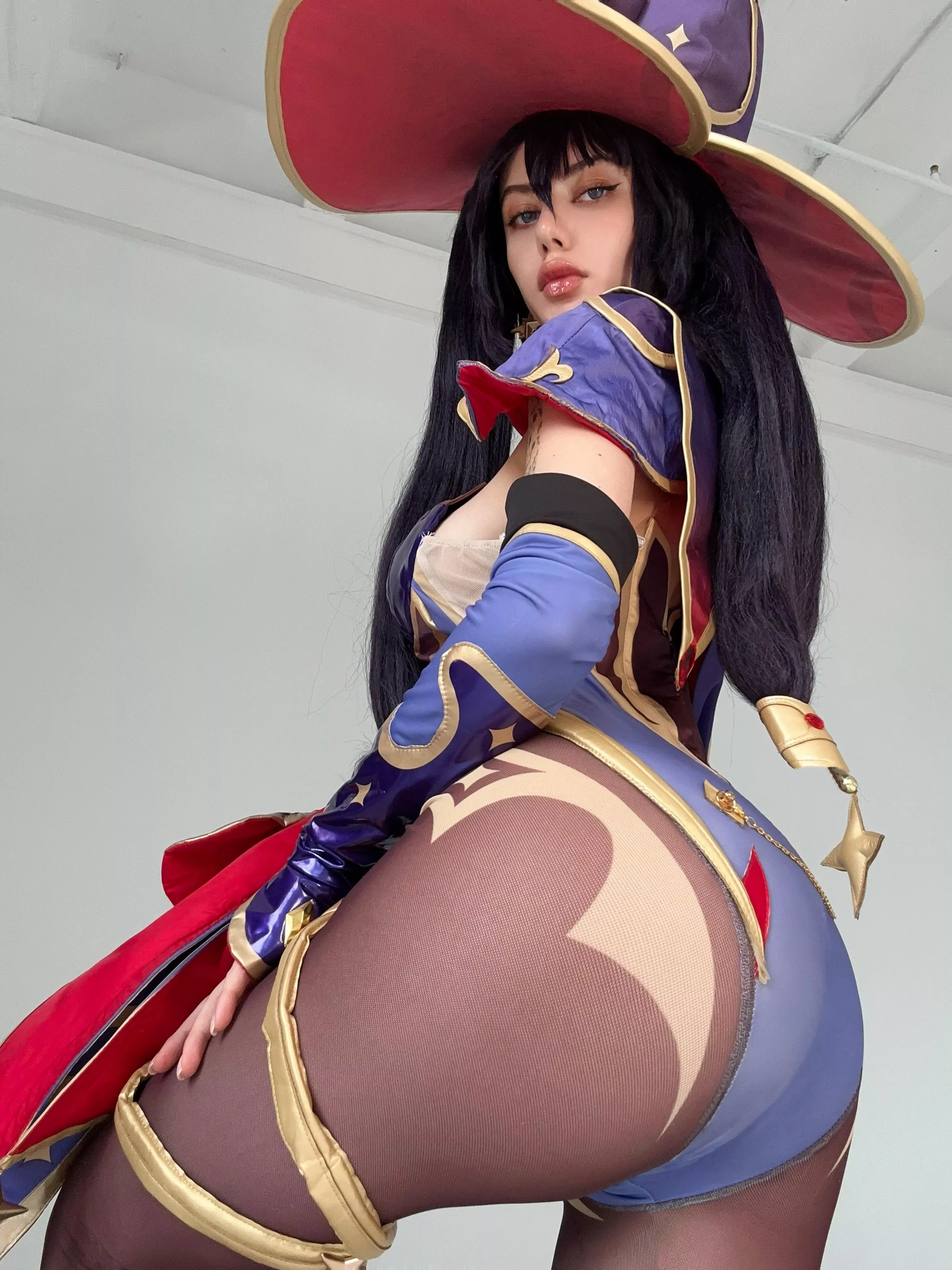 Booty Mona by Anna Aifert