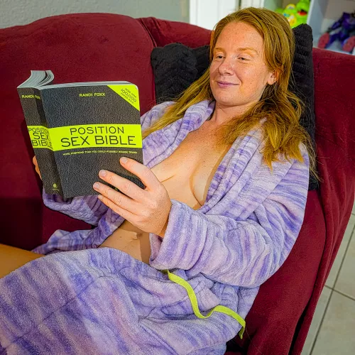 cute, comfy, and a little mischievous... who’s coming with me?😏