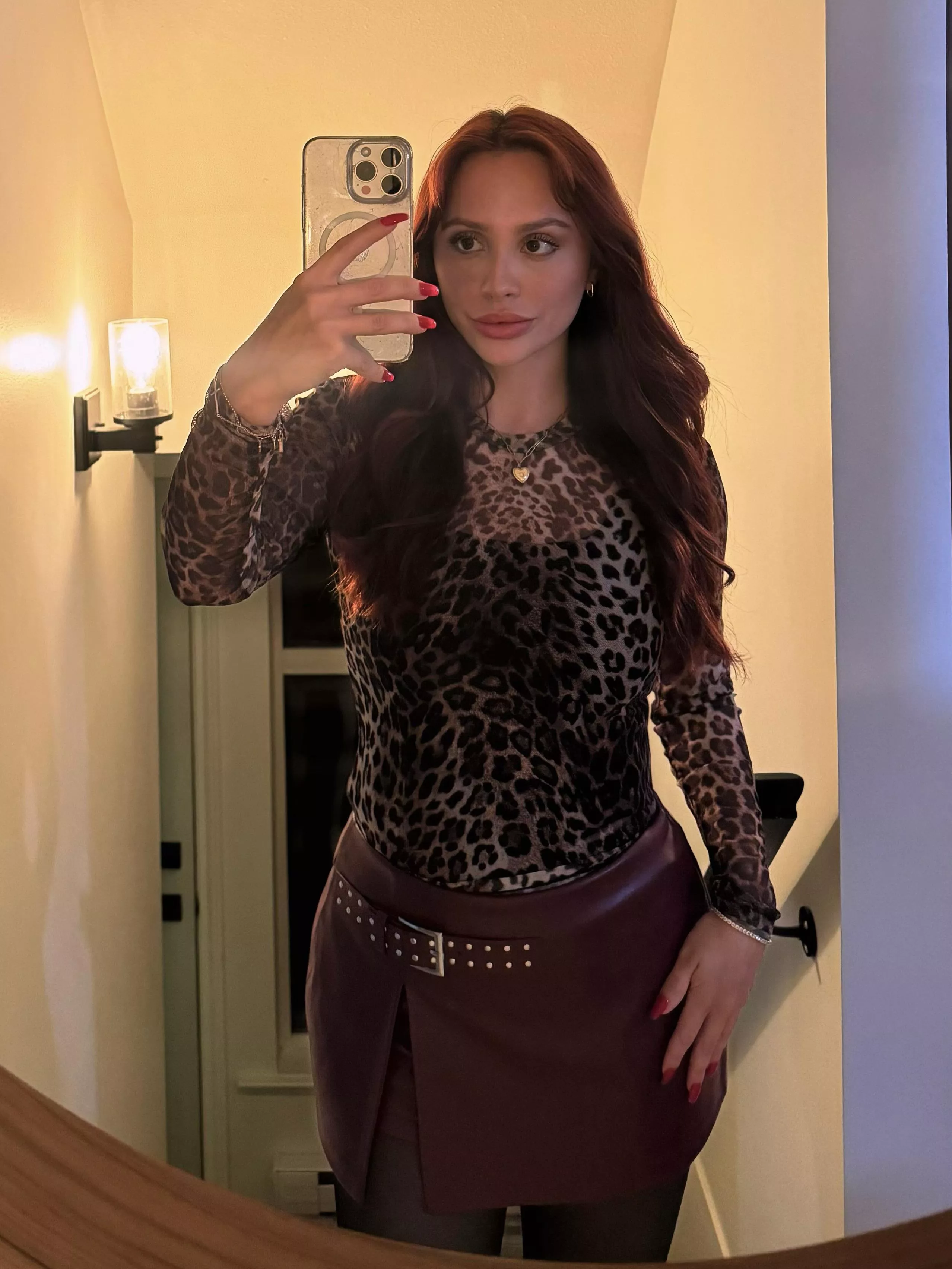 (F) do you like me better with clothes or no clothes? 🤭🐱😘