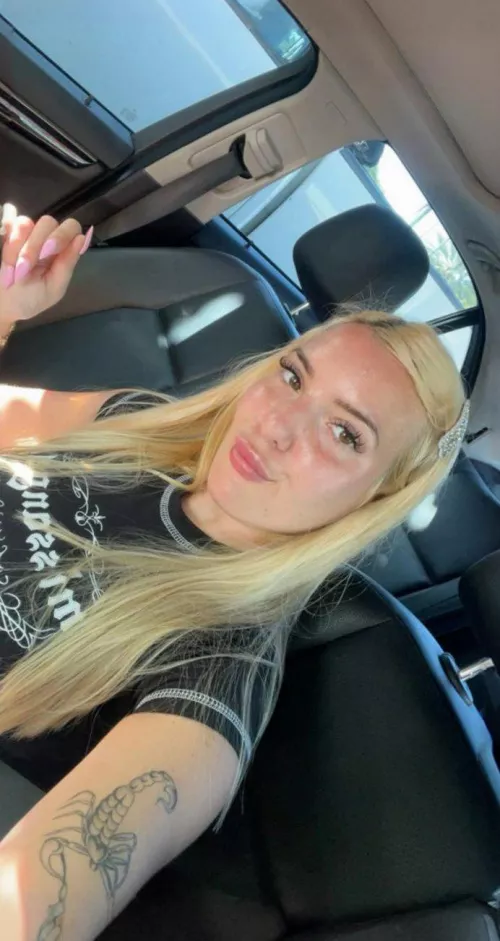 Feeling bold tonight 19 F open for something fun