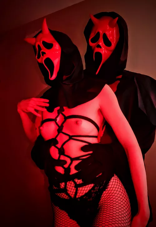 Having way too much fun with our spooky shibari sess 🖤🔪