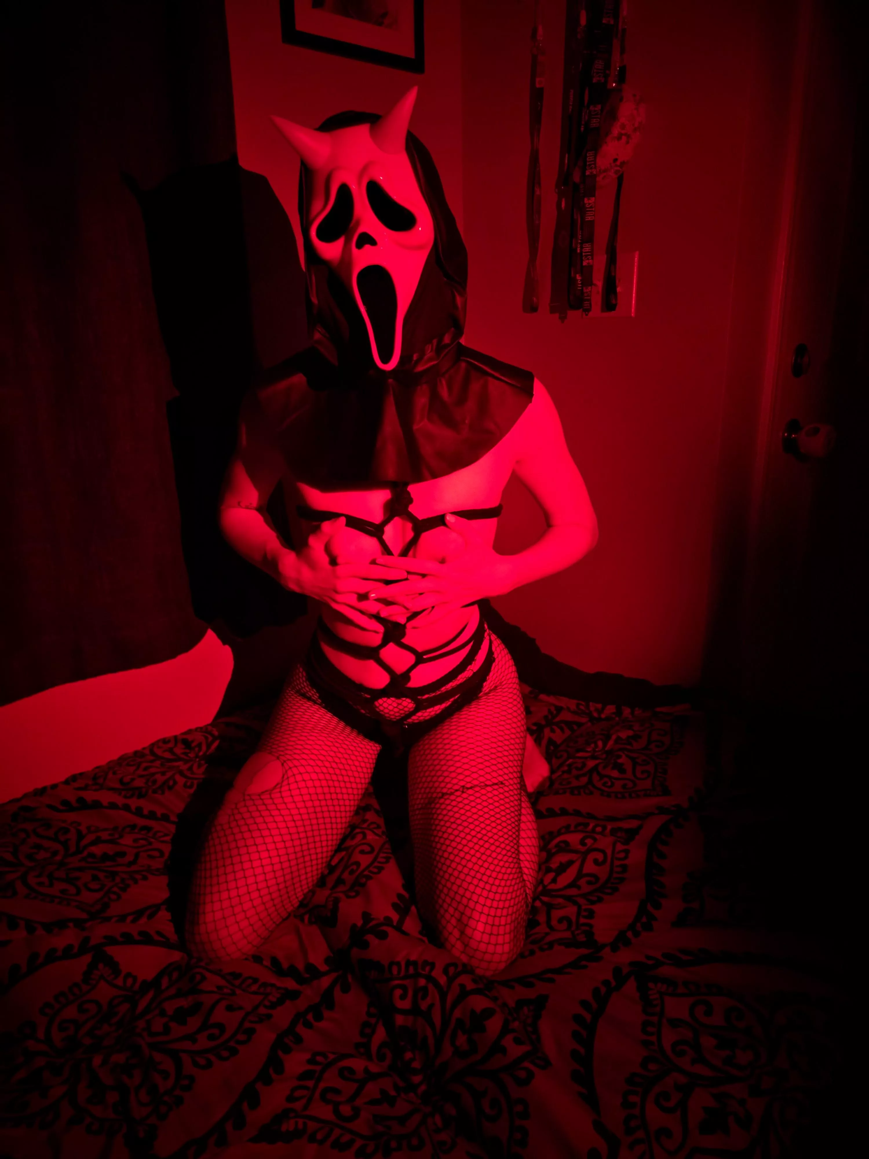 Here's another quick shot of the Devil Face self tie I did this week. 💋🔪