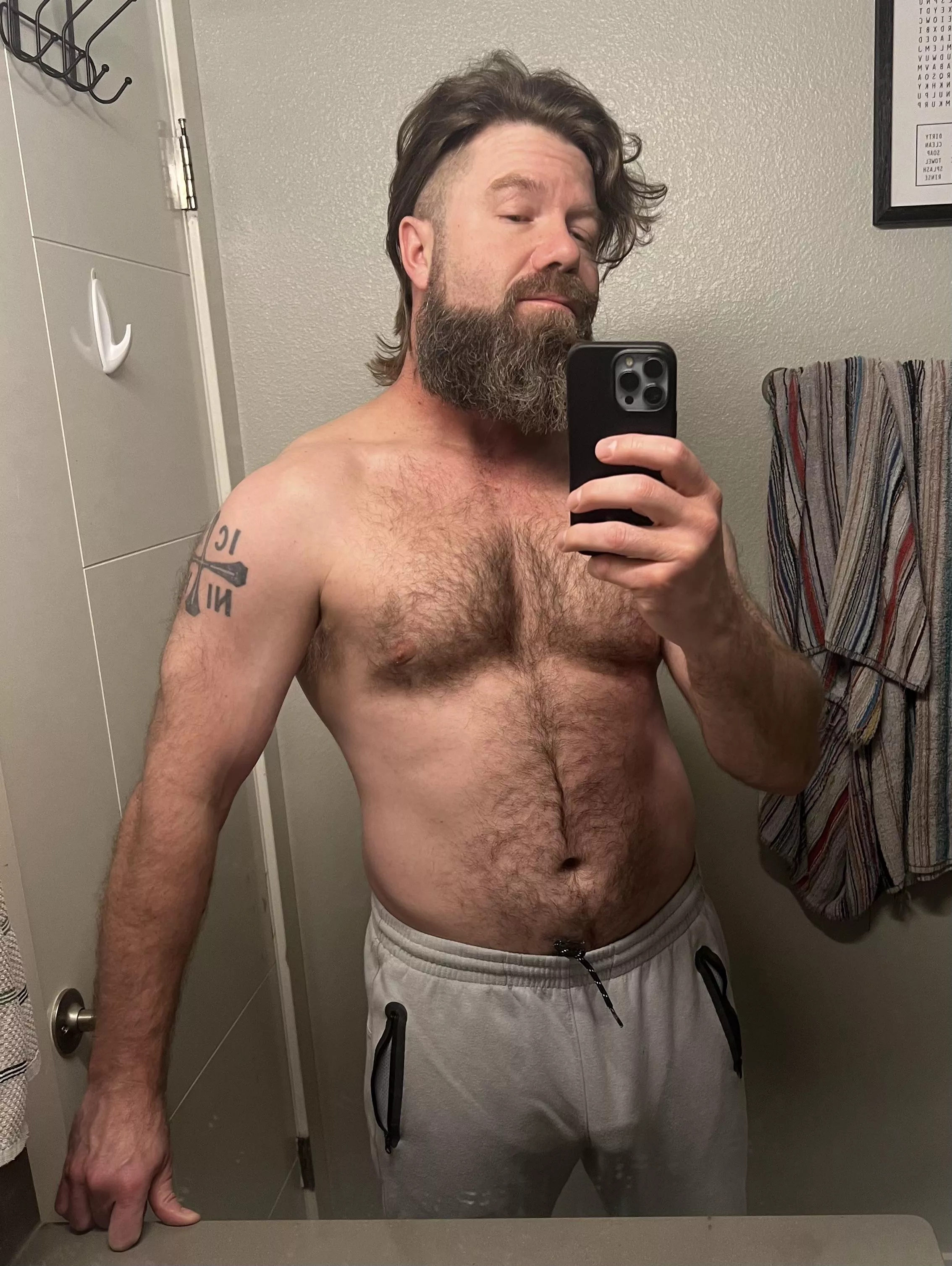 It’s almost gray sweatpants season 😀🙌🍆[45]