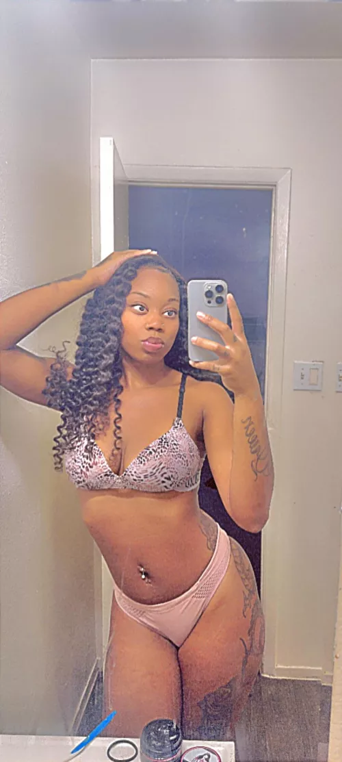 Looking for a daddy that can satisfy 