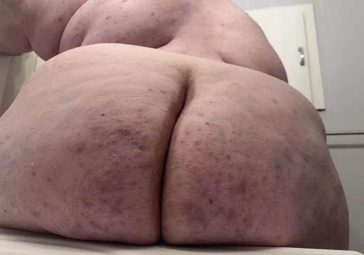 Mind if I sit here? 🍑