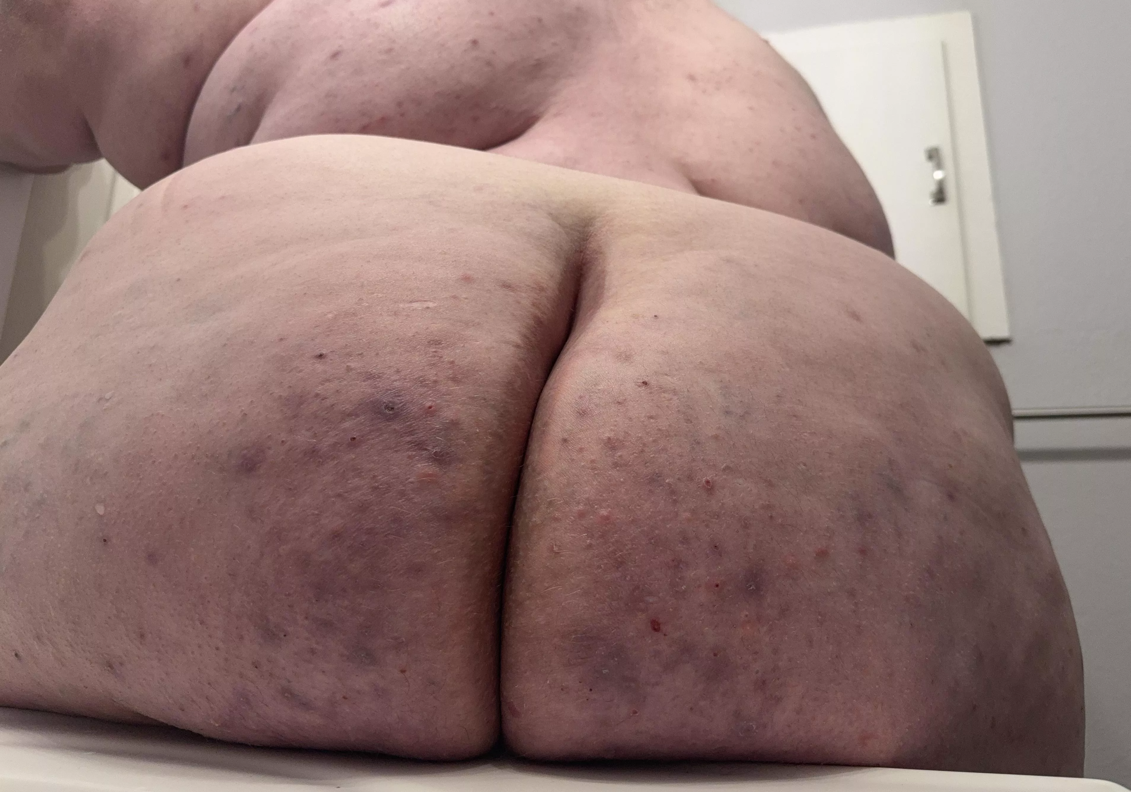 Mind if I sit here? 🍑