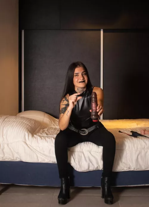 My friends want to make fun of you, the limit is size 6.