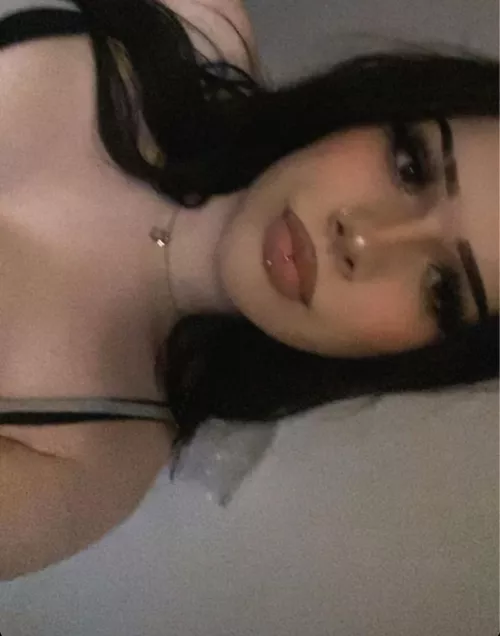 Stoner whore , hmu for better pics 