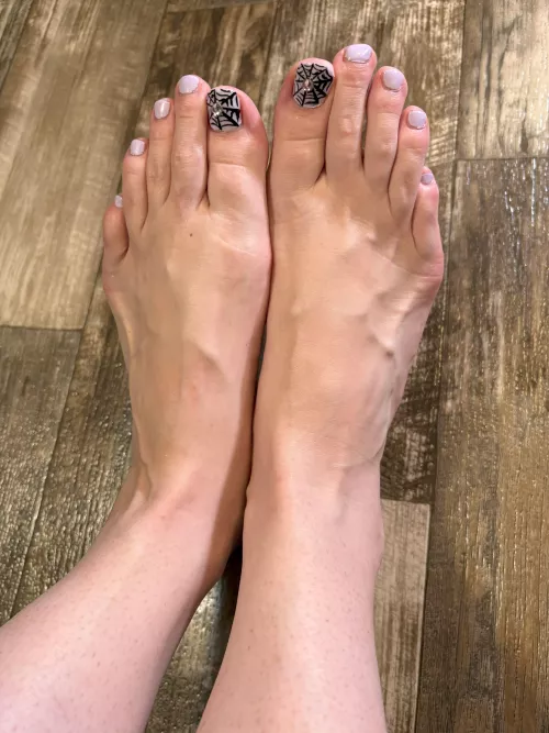 they look extra massive sometimes(:  size 13! Imagine the toejob <3