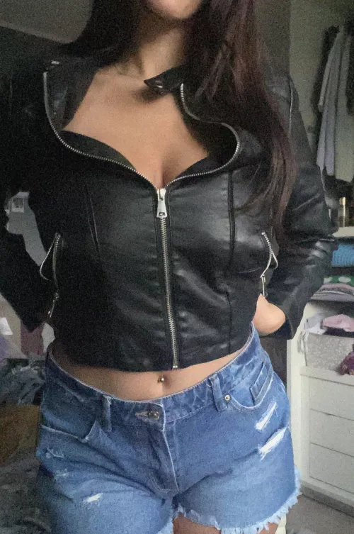 [USA] #DELAWARE 22f. trying on some new outfits.... what do u think?? with or without?? ooppps 🤭