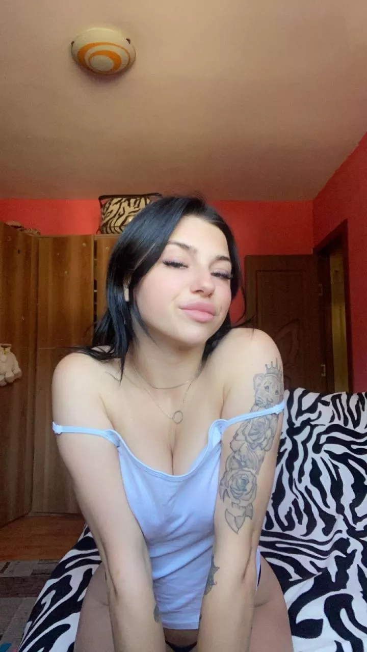 what do you think daddy Lips, tits or hips? [18yo]