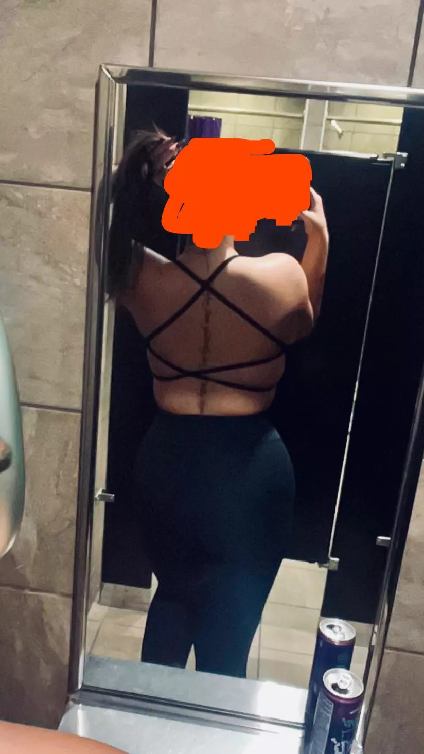 Who wants me to take off the leggings 😈