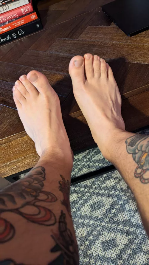 Who's likes guys with tattoos?