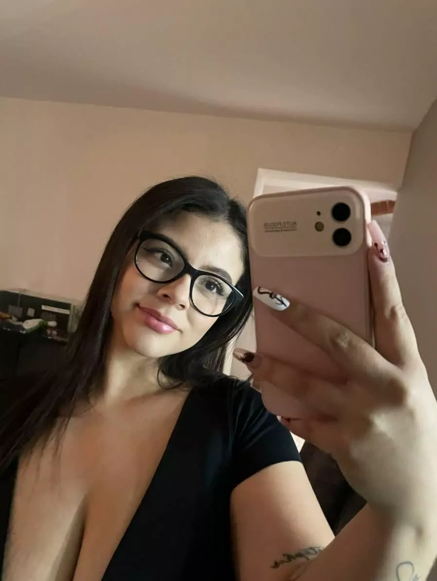 19 [F4M] looking for a daddy this weekend