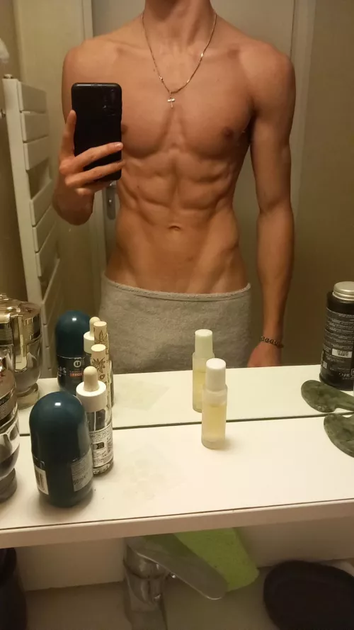 19 fit top, i need some femboys rn