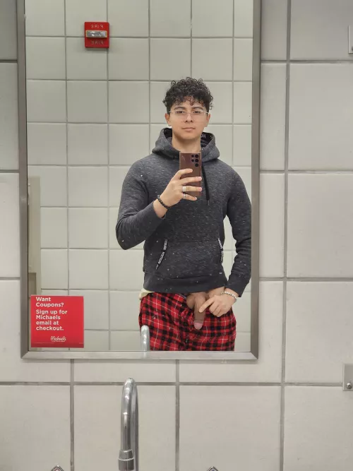 (22) Hella thick milfs at Micheal's today 🫠