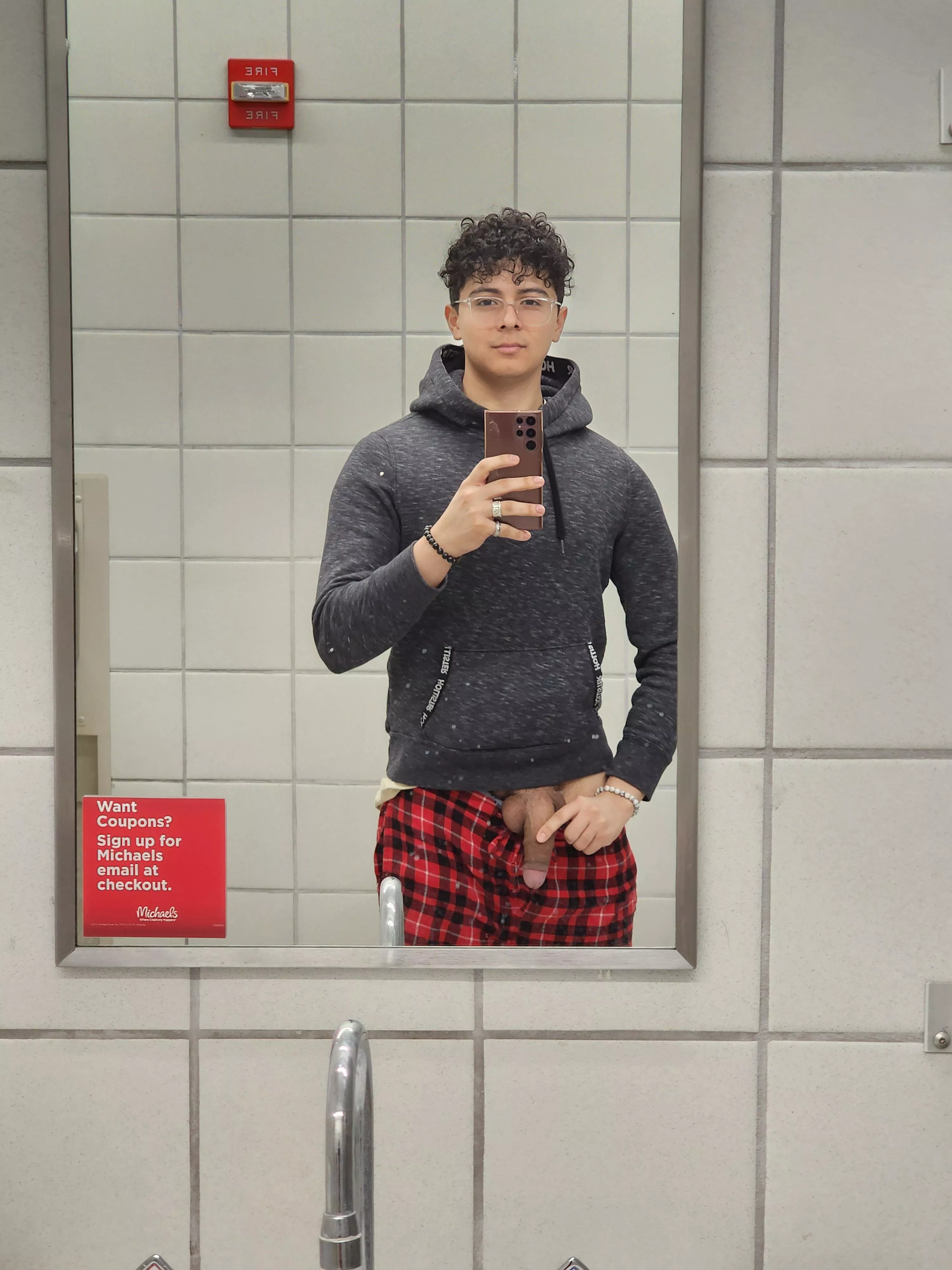 (22) Hella thick milfs at Micheal's today 🫠