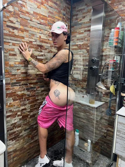 [22] wanna come here with me? 