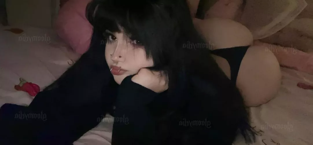 am i cute or thick for an 18 year old goth girl? >_<