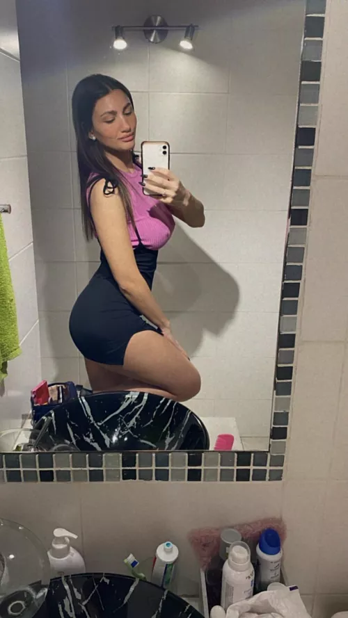 Are flexible gym girls your type?