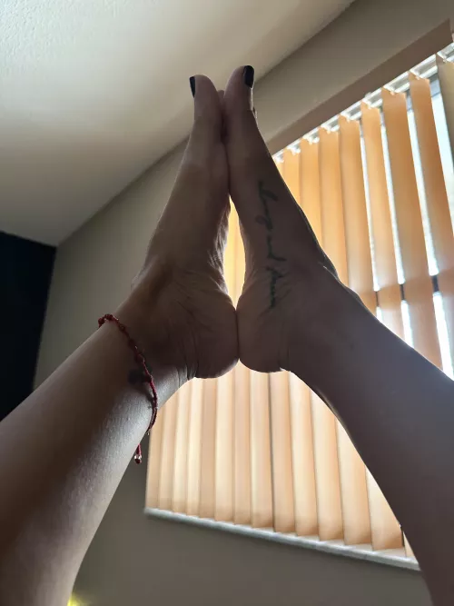 Bed pose with anklet, they say practice makes perfect. ❤️💋Mia