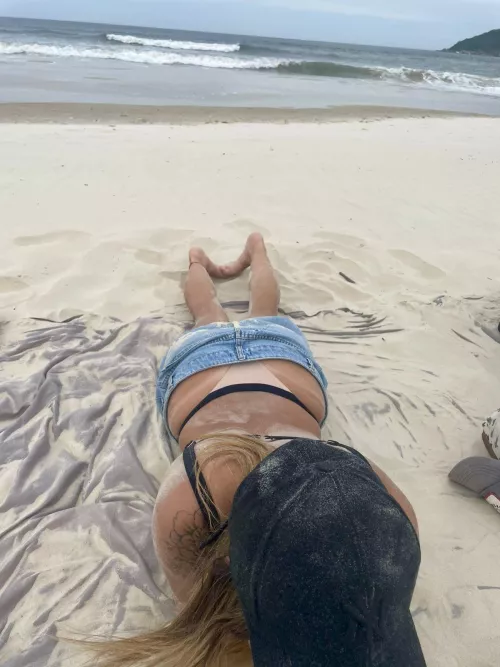 Blowjob and whaletail on the beach