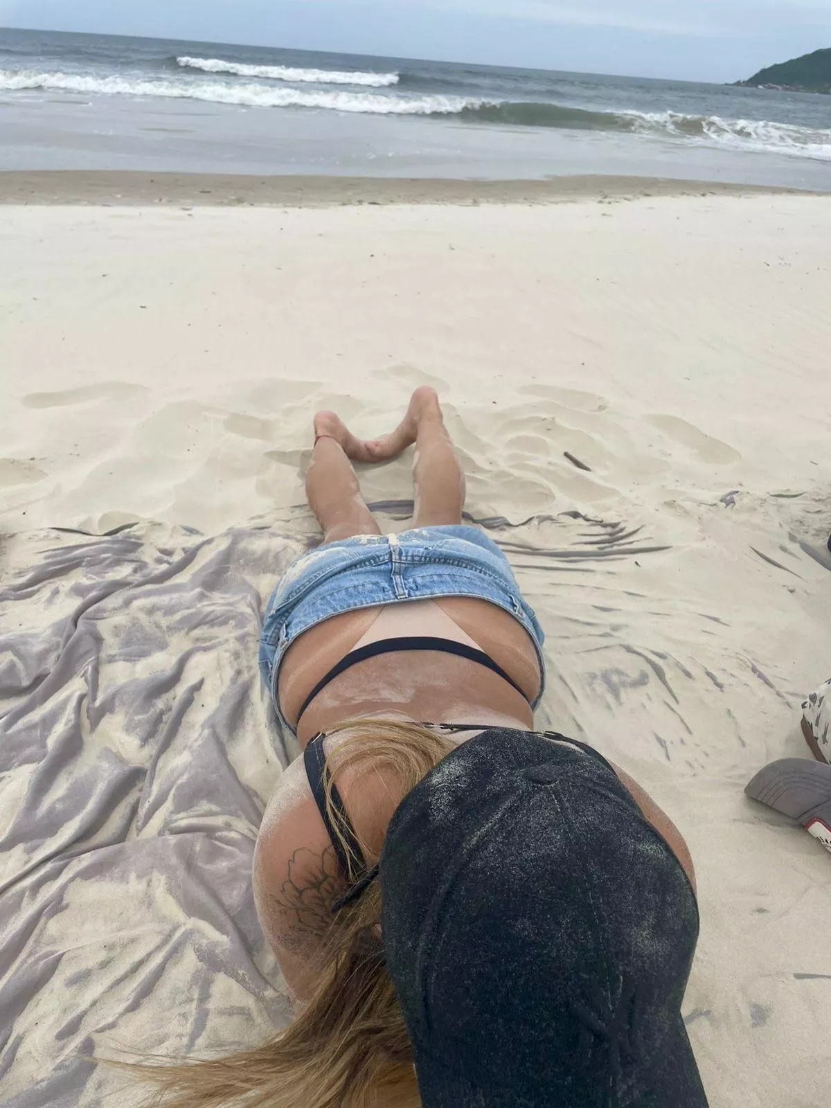 Blowjob and whaletail on the beach