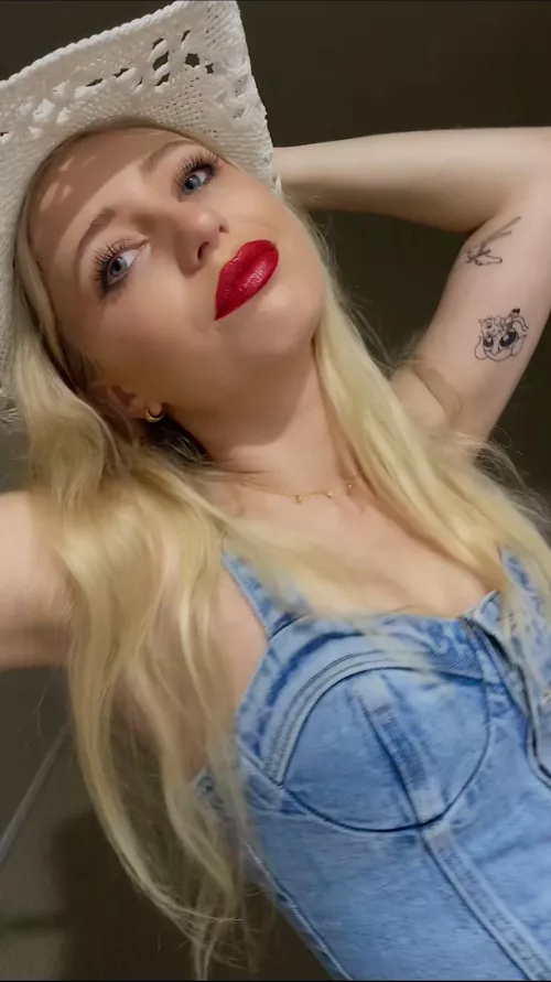 Denim and a red lip are the ultimate combo 