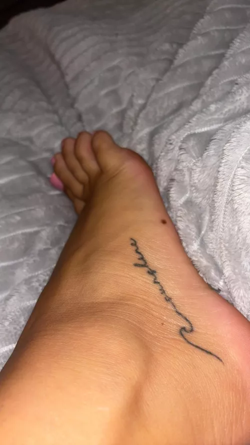 Do you like my tattoo and little mole?💋