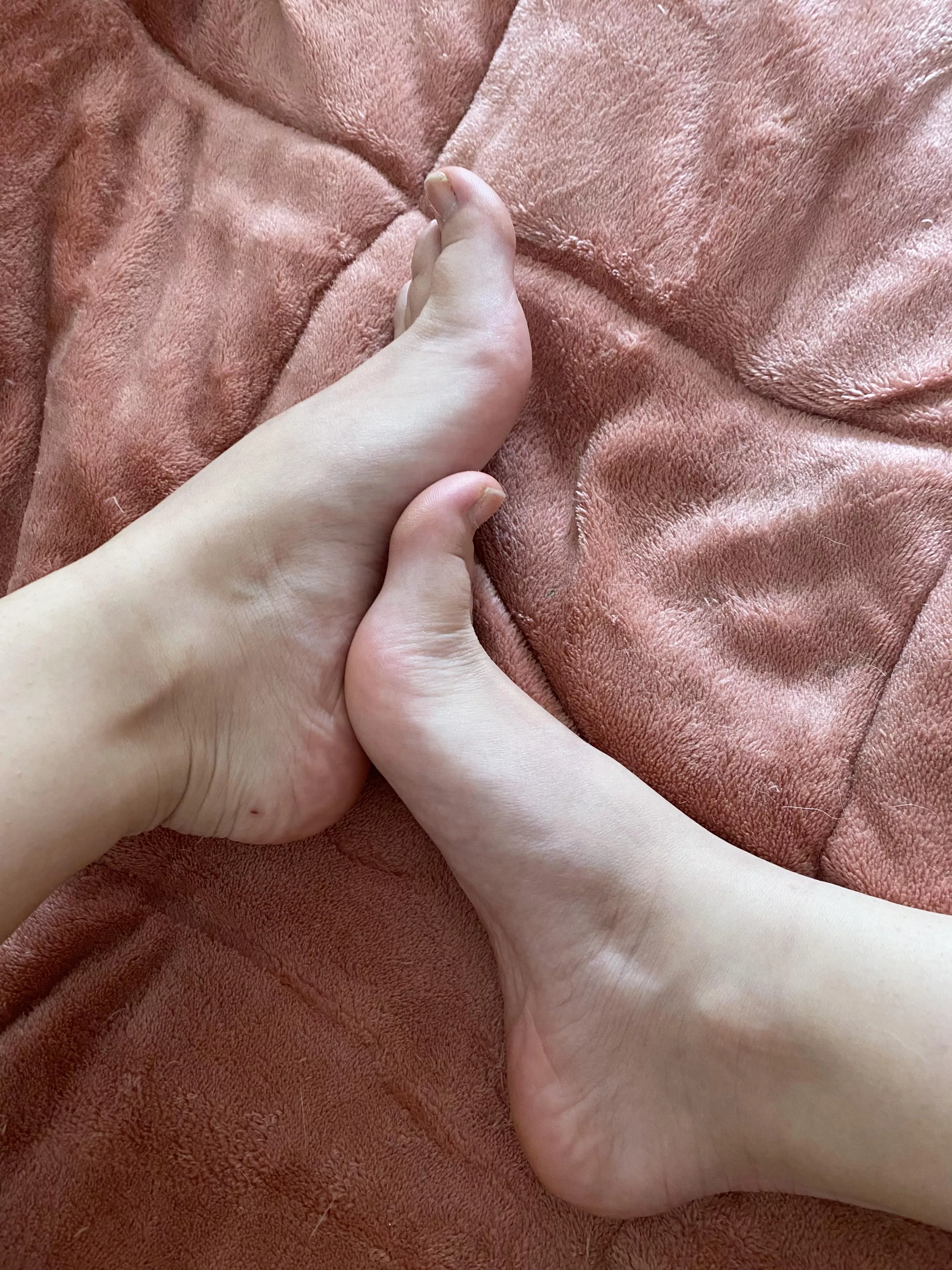 Do you like white feet? Come and suck daddy