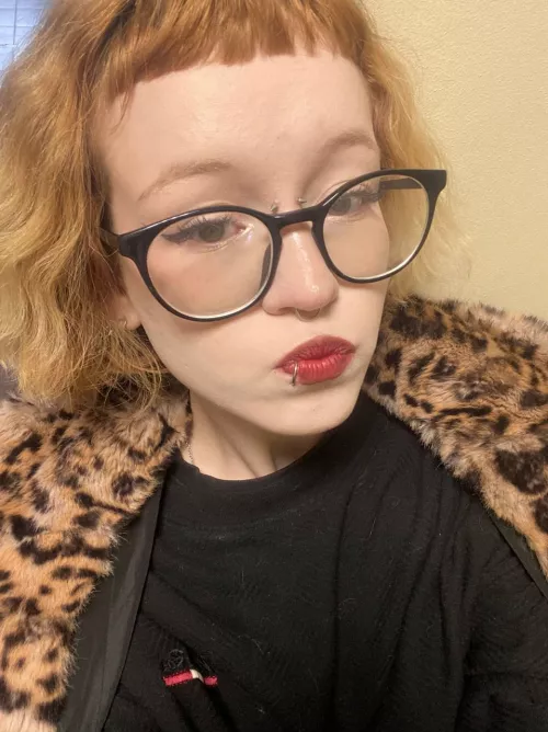 [EdythElswick] Hey, it's a really bright one, im in the mood of a Angelina Jolie, come visit me^^