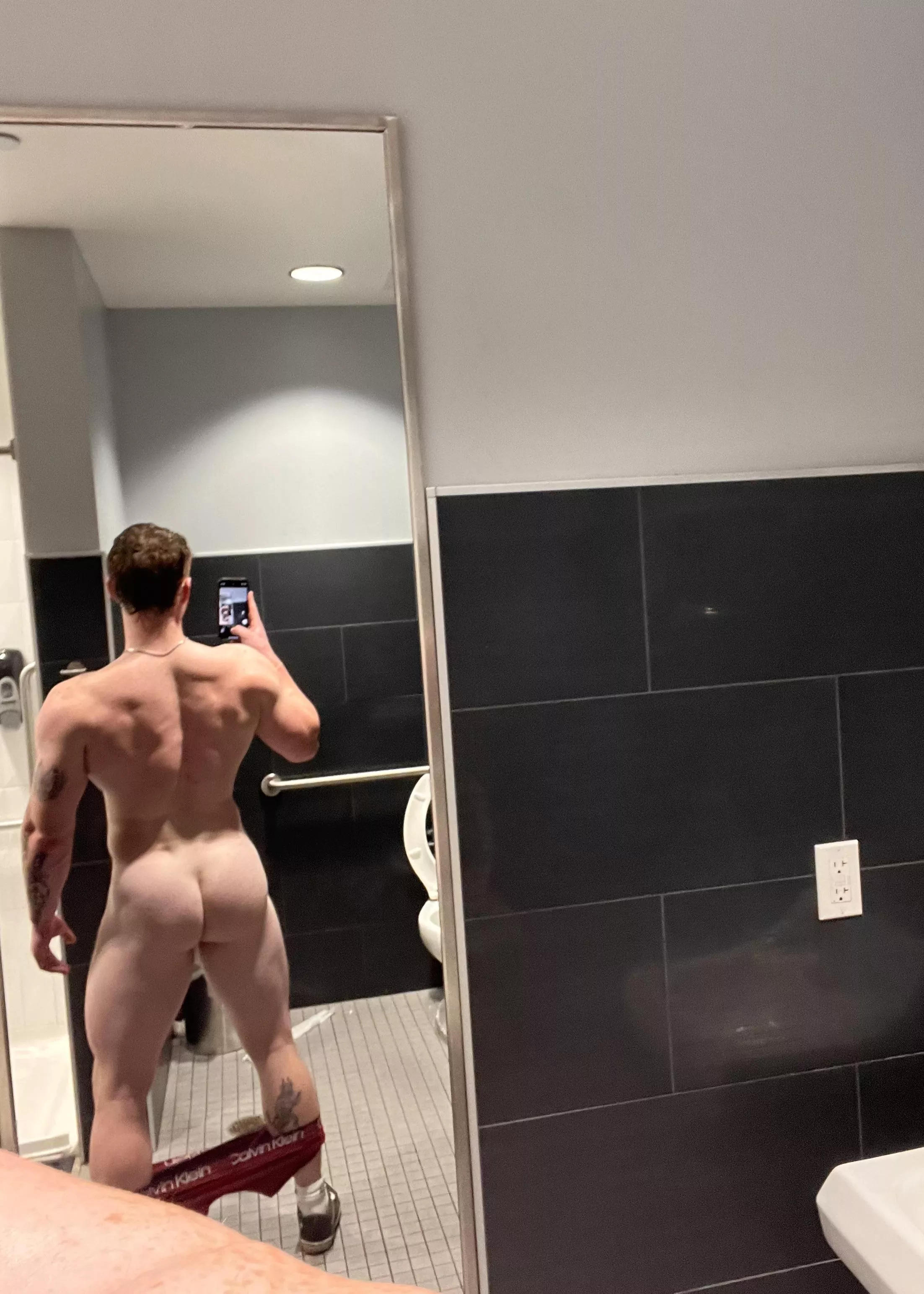 Feeling huge in the gym💪