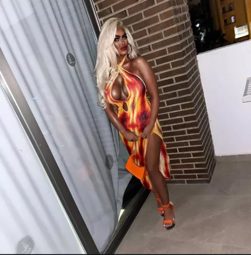 Hot bleached blonde and tan mmmm