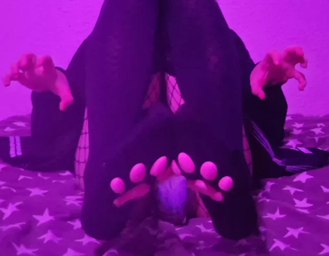 I'm a scaryyy boy >;3