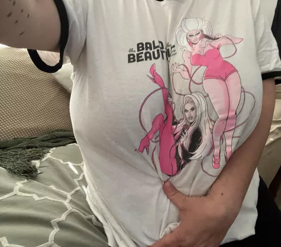 It’s the weekend so that means no bra 