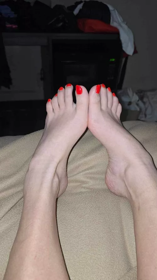 Look at my pretty red toes 