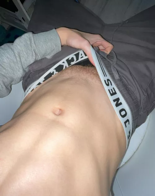 m18 looking for frat bro, fit, straight curious or masc boy around my age 👻L.doja send pic when you add