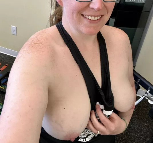MILF in the gym alert 