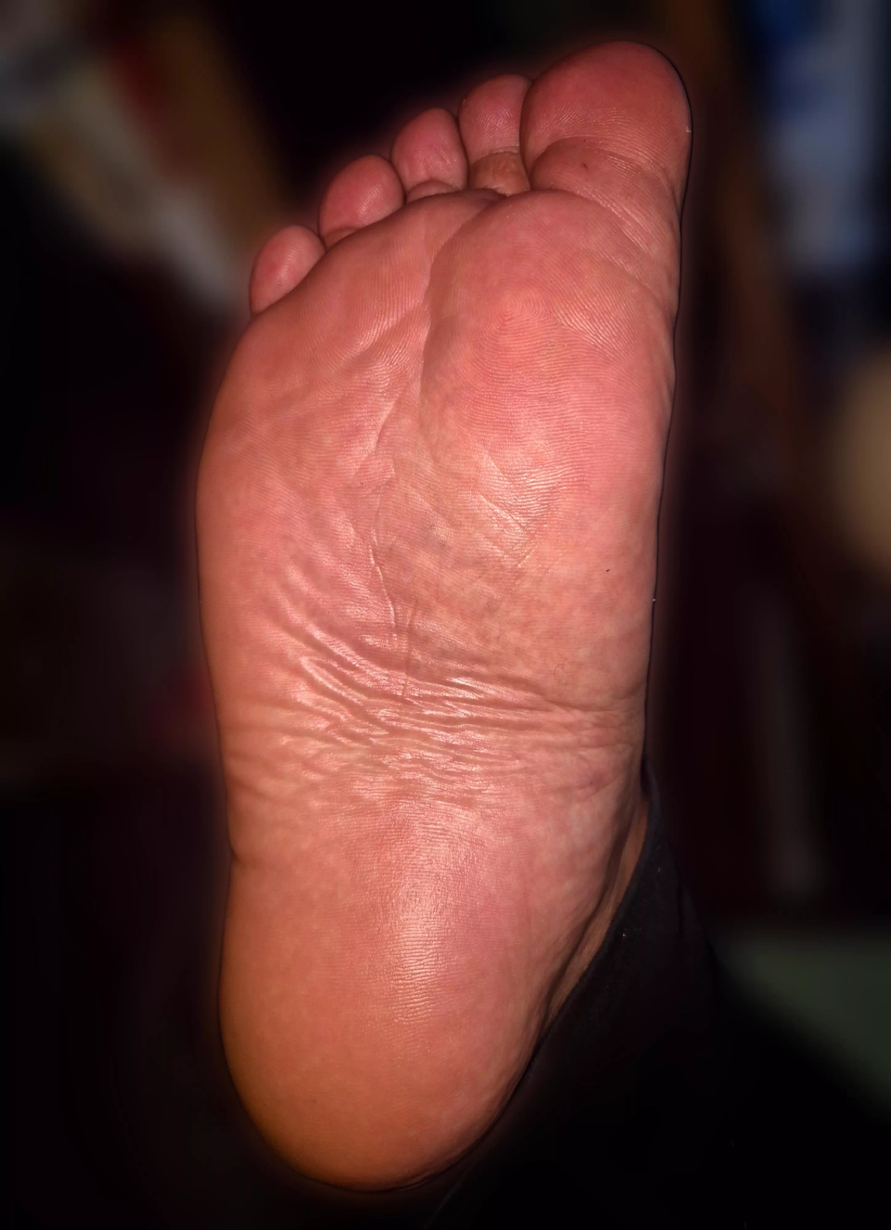 My foot is oiled ready for you to play with it 😘