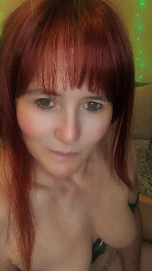 Raise your hand if you'd suck on mommy's big natural tits