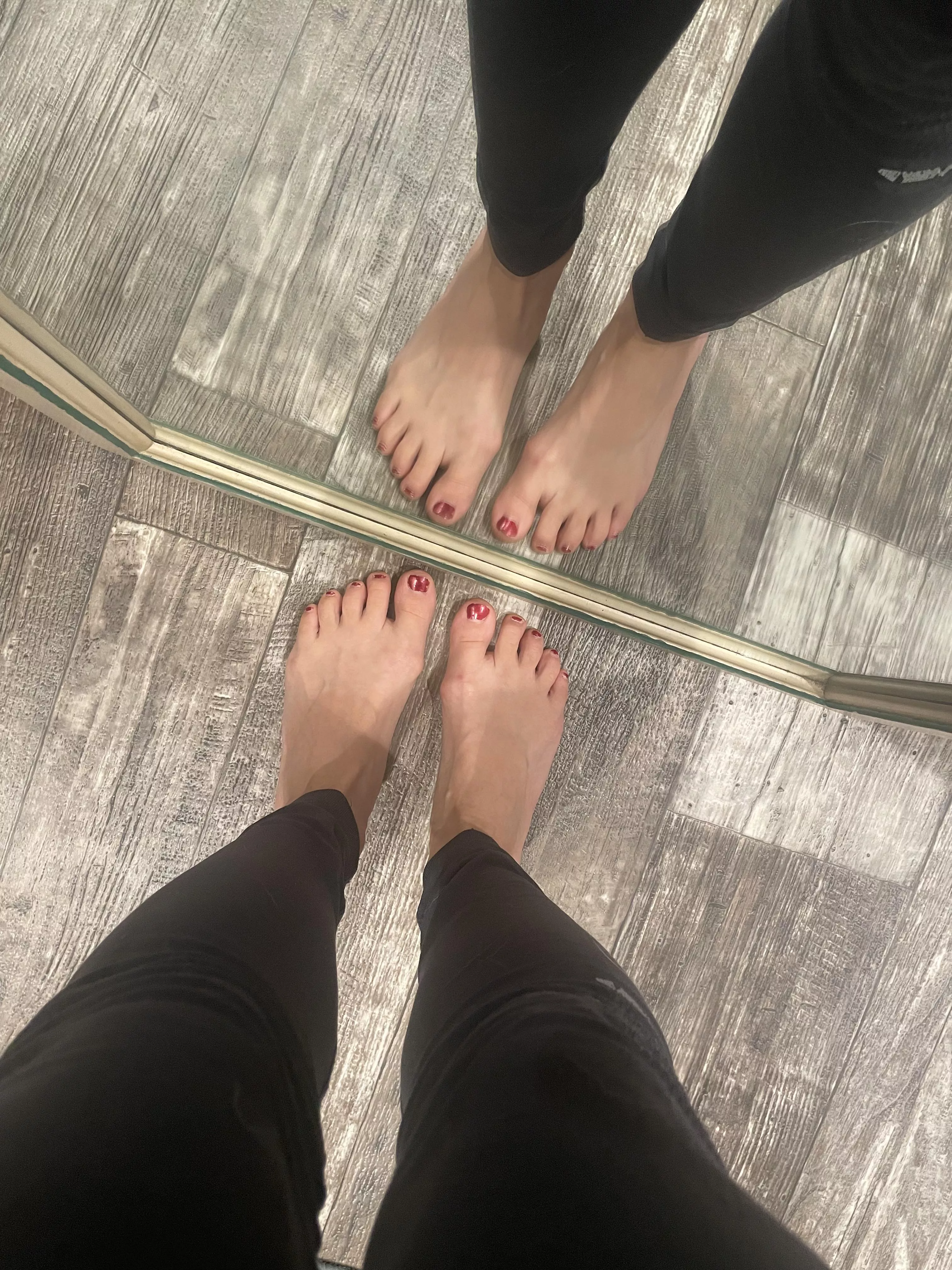 Tasty mirror feet oc