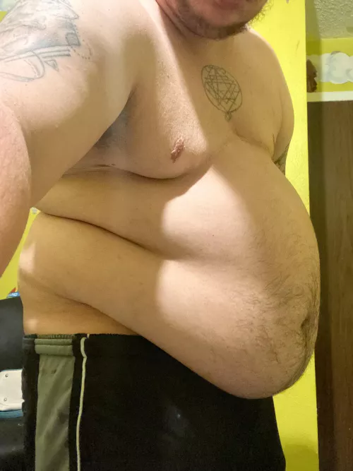 This belly is getting a lil’ absurd now.