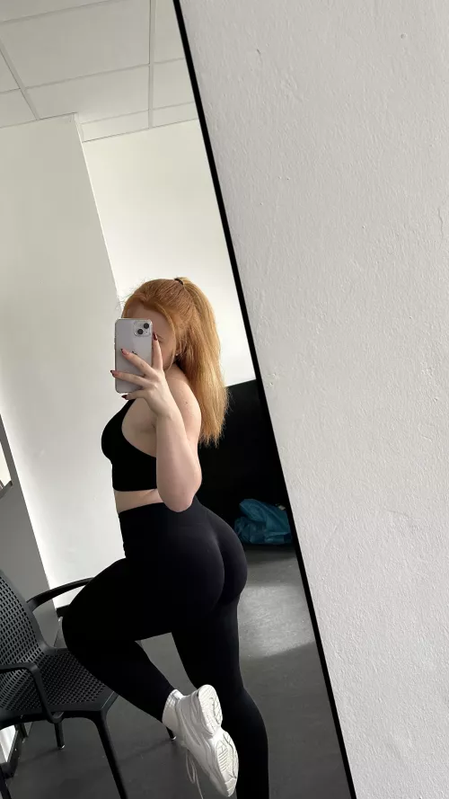 What does your brain say when you see this ass in the gym?